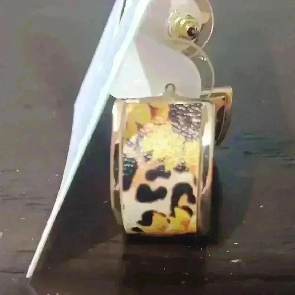 Women's gold hoop earrings with leopard decor - Picture 2 of 3